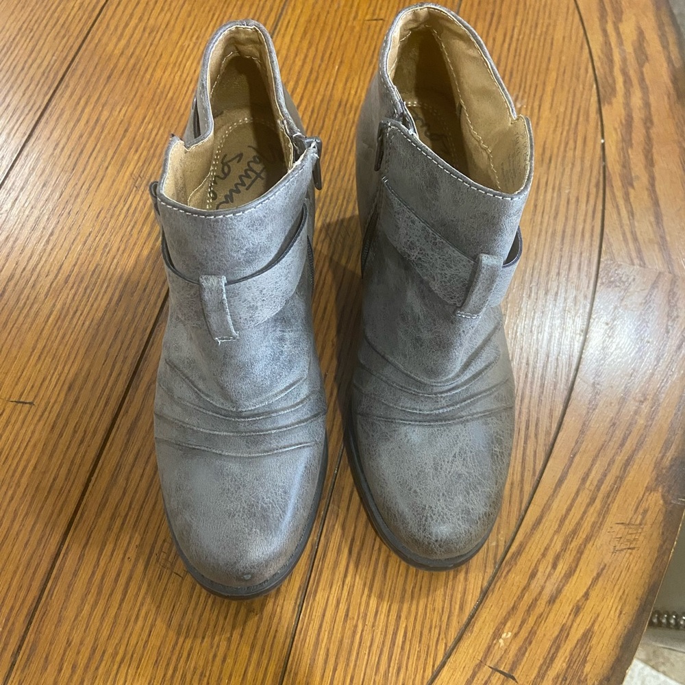 Natural Soul Gray Ankle Boots